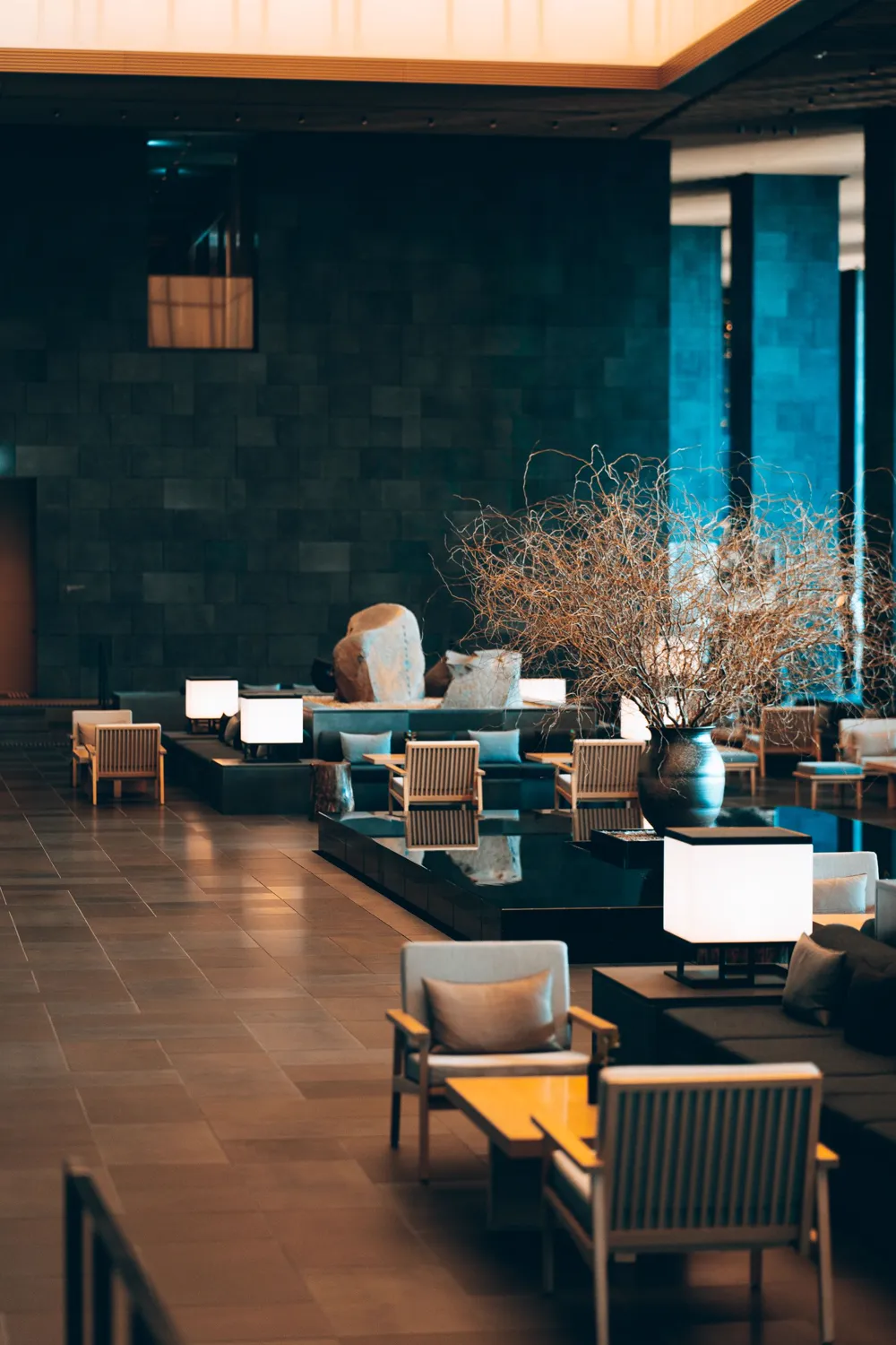 Lounge de hotel nuevo en penumbra cálida
