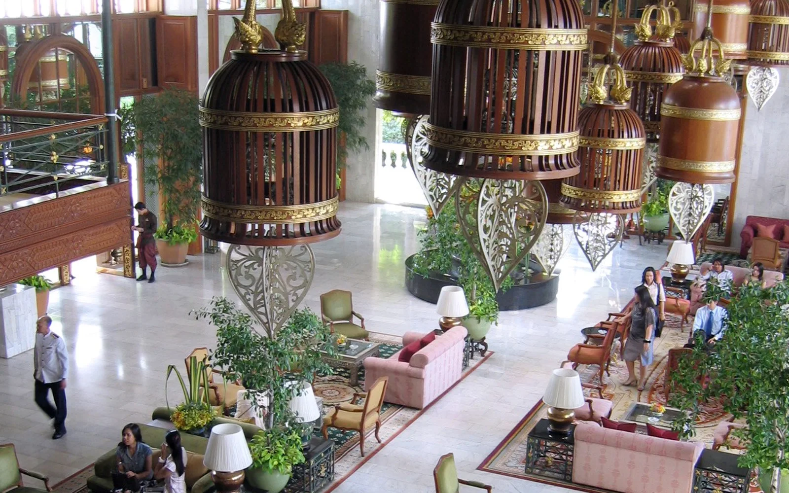 Lobby del hotel Mandarin Oriental de Bangkok, con sus lámparas de jaula y salas de estar
